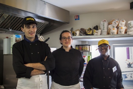 Garance Perrot aux côtés de ses deux commis de l'après-midi : Antoine et Abou.
