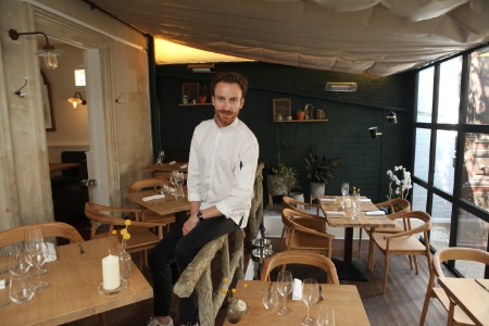 Mathieu Desmarest revendique une autre manière de travailler : avec son équipe de cuisine et son sommelier.