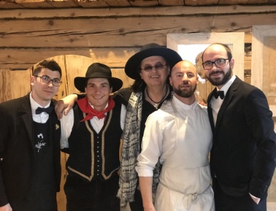 Julien Teyssandier, sommelier, Christopher Aguettand, botaniste, Marc Veyrat, Bruno Melatti, chef de cuisine, et Luca Piccino, maître d'hôtel. Julien Teyssandier, sommelier, Christopher Aguettand, botaniste, Marc Veyrat, Bruno Melatti, chef de cuisine, et Luca Piccino, maître d'hôtel.