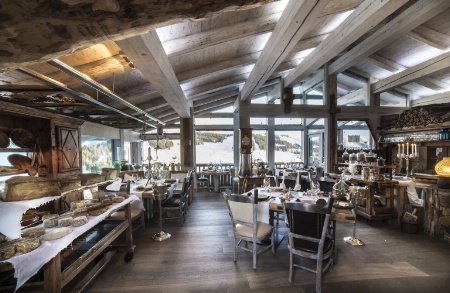 La salle de restaurant grand ouverte sur le massif des Aravis. La salle de restaurant grand ouverte sur le massif des Aravis.