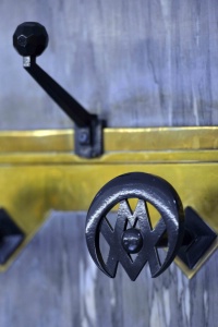 Détail d'une patère avec les initiales des architectes Lucien Weissemburger et Alexandre Mienville Détail d'une patère avec les initiales des architectes Lucien Weissemburger et Alexandre Mienville