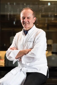 Jean-Georges Klein : 'Je déteste les assiettes trop complexes. Je préfère décliner un produit en quelques bouchées des contrastes de textures et de goûts'. Jean-Georges Klein : 'Je déteste les assiettes trop complexes. Je préfère décliner un produit en quelques bouchées des contrastes de textures et de goûts'.