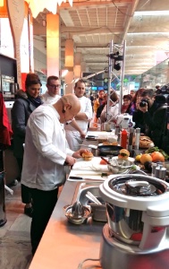 Thierry Marx en démonstration gare Montparnasse en 2017 pour l'opération Chefs en gare Thierry Marx en démonstration gare Montparnasse en 2017 pour l'opération Chefs en gare