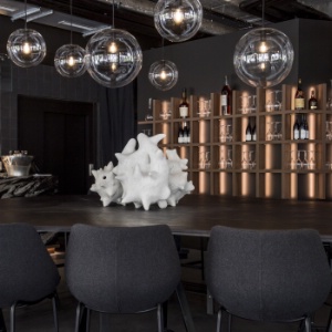 Une grande table de partage surélevée côté restaurant.
