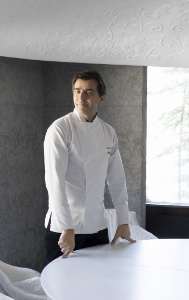 Yannick Alléno ; L'idée de l'Allénothèque m'est venue en Italie dans une oenothèque, un lieu populaire animé par une carte des vins exceptionnelle.