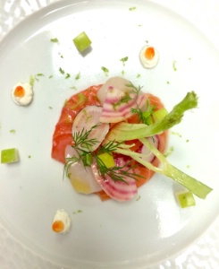 Carpaccio de saumon et Saint-Jacques, chantilly au gingembre, zestes de yuzu, une entrée de Julien Bazzano, chef au Carré 2 Vigne à Toulon (Var)