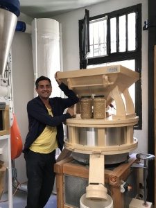 Le Mulino Mulè de Cédric Casanova : faire pousser des blés antiques en Sicile, les moudre dans le moulin à pierre de granit dans le restaurant avant de les transformer en pâtes fraîches à déguster sur place ou à emporter. Le Mulino Mulè de Cédric Casanova : faire pousser des blés antiques en Sicile, les moudre dans le moulin à pierre de granit dans le restaurant avant de les transformer en pâtes fraîches à déguster sur place ou à emporter.