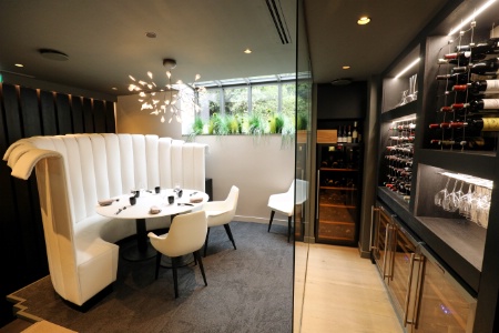 Depuis le canapé en cuir blanc dont le design rappelle les coquillages, les clients peuvent voir à l'oeuvre le sommelier dans sa cave qui occupe désormais une place centrale. Depuis le canapé en cuir blanc dont le design rappelle les coquillages, les clients peuvent voir à l'oeuvre le sommelier dans sa cave qui occupe désormais une place centrale.