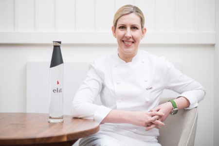 Clare Smyth entre dans le guide avec son nouveau restaurant Core by Clare Smyth et décroche directement 2 étoiles.