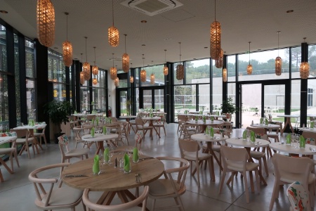 Le restaurant compte 70 places en intérieur et 40 en terrasse. Le restaurant compte 70 places en intérieur et 40 en terrasse.