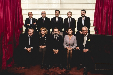 Le bureau des Grandes Tables du Monde. De gauche à droite : Laurent Gardinier, Maryse Trama, David Sinapian, Sylvie Buhagiar, Heiner Finkbeiner. (2ème rang) : Marc Haeberlin, Antonio Santini, Yannick Alleno, Serge Schaal, Jean-François Piège.