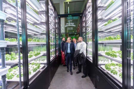 Benoît Feytit, directeur général de Metro France, et Guillaume Gomez, chef du Palais de l'Elysée, dans le potager urbain INFARM de METRO Nanterre. Benoît Feytit, directeur général de Metro France, et Guillaume Gomez, chef du Palais de l'Elysée, dans le potager urbain INFARM de METRO Nanterre.