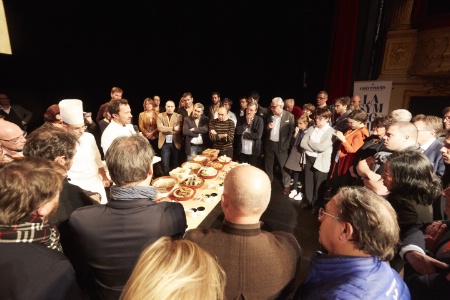 Démonstration sur scène avec Romain Meder et Alain Ducasse. Démonstration sur scène avec Romain Meder et Alain Ducasse.