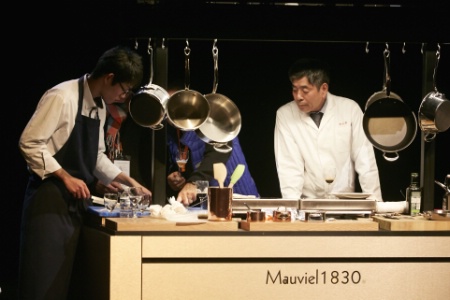 Le chef japonais Hiroaki Tokuyama a expliqué la technique du funasushi. Le chef japonais Hiroaki Tokuyama a expliqué la technique du funasushi.