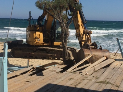 C'est un gigantesque chantier qui se déroule sur la plage de Pampelonne. C'est un gigantesque chantier qui se déroule sur la plage de Pampelonne.