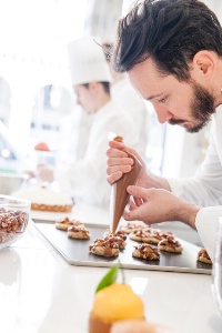 Élu meilleur pâtissier du Monde, Cédric Grolet travaille au Meurice depuis 2012. Élu meilleur pâtissier du Monde, Cédric Grolet travaille au Meurice depuis 2012.