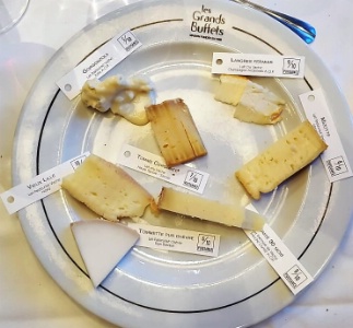 Chaque fromage est étiqueté (à l'encre alimentaire) pour présenter les caractéristiques de saveurs, composition, provenance et puissance