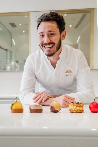'Le beau fait venir, le bon fait revenir', la maxime préférée du chef pâtissier. Son compte Instagram est suivi par plus d'un million d'abonnés