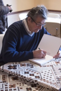 Le chef est revenu dans son village natal pour une séance de dédicaces.