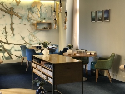 La salle de la Table du 11 a été imaginée dans un esprit boisé, avec des influences asiatiques. Elle peut accueillir entre 26 et 28 couverts.
