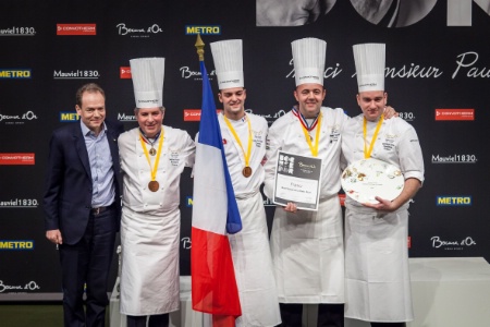 Prix du plat assiette pour la France. De gauche à droite : Benoît Feytit, directeur général de Metro France, Michel Roth, membre du jury du Bocuse d'or pour la France, Louis Vicari, commis et Matthieu Otto, le candidat français.