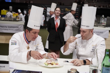 Christophe Bacquié, président d'honneur du Bocuse d'or et le vainqueur du Bocuse d'or 2017, l'Américain Mathew Peters.