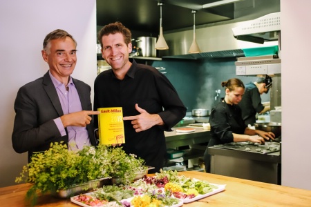 Côme de Chérisey lors de la sortie du Gault&Millau 2019 avec le cuisinier de l'année Gault&Millau, Alexandre Mazzia. Côme de Chérisey lors de la sortie du Gault&Millau 2019 avec le cuisinier de l'année Gault&Millau, Alexandre Mazzia.