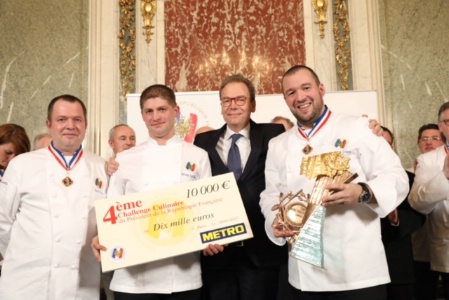 Jérôme Schilling, gagnant du Challenge Culinaire 2017, entouré de Guillaume Gomez, Eric Pras (Président du jury en 2017) et Benoît Feytit (DG Métro France).
