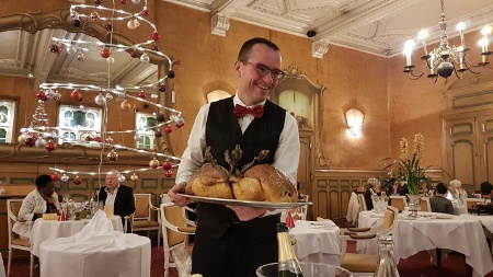 Pour Bruno Casassus-Builhé, le service est un jeu dont le but est de créer un instant de plaisir unique à table.