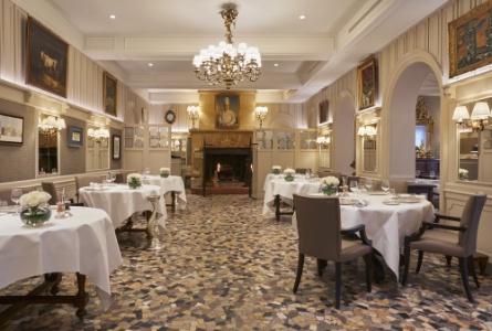 La salle du restaurant au fameux carrelage.