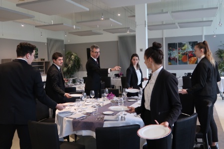 Dans le restaurant d'application du lycée avec des élèves. 'Il faut donner confiance à l'autre, et donner leur chance aux jeunes', explique Laurent Delarbre.