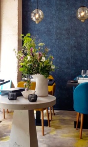 Côté déco, Oka mêle le bleu, le jaune et le vert : les couleurs du Brésil.