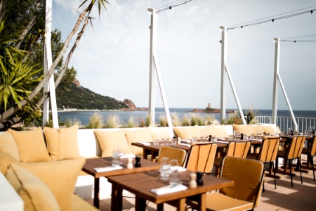 Le restaurant offre une vue imprenable sur l'île d'Or. Le service est fait essentiellement en terrasse,