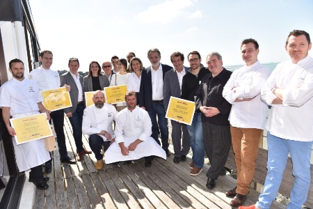 De gauche à droite : Benoit Godillon, Mathieu Guibert, Pascal Pressac, Myriam Guédé, Jean-Michel Bodinaud, Vincent Clarinard, Kelly Monsanson, Pierre Nicolas Mussau, Véronique François, Antoine Jeudi, Marc Esquerré (Directeur des sélections et Rédacteur en Chef de Gault&Millau), Fabrice et Jacky Dallais, Ghislain Damaye, Cyril Haberland. Agenouillés: Nicolas Durif et Christopher Coutanceau.