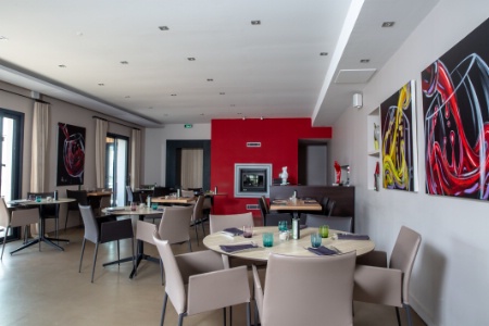 Le couple a entièrement rénové l'hôtel-restaurant. Le couple a entièrement rénové l'hôtel-restaurant.