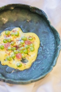 Alexandre Mazzia : petits pois infusés au café, beurre blanc au safran, miettes de bacon, pamplemousse. Alexandre Mazzia : petits pois infusés au café, beurre blanc au safran, miettes de bacon, pamplemousse.