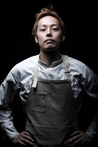 Tout au long d'un repas, qui peut compter jusqu'à huit séquences, Keita Kitamura veille aux accords mets et sakés comme à ceux entre mets et vins. Tout au long d'un repas, qui peut compter jusqu'à huit séquences, Keita Kitamura veille aux accords mets et sakés comme à ceux entre mets et vins.
