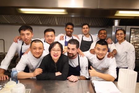 La brigade de Quanjude Bordeaux au complet. Au premier plan, depuis la gauche, Feng Xu, la traductrice, et le chef Olivier Peyronnet. La brigade de Quanjude Bordeaux au complet. Au premier plan, depuis la gauche, Feng Xu, la traductrice, et le chef Olivier Peyronnet.