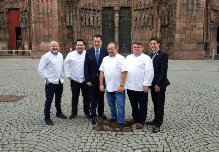 De gauche à droite : Pascal Caffet, MOF pâtisserie, Sylvain Herviaux, MOF boulangerie, Cédric Moulot, propriétaire de Maïence, Gilles Goujon, MOF cuisine et triple étoilé Michelin, Cyrille Lorho, MOF fromager, et Philippe Troussard, MOF sommellerie. De gauche à droite : Pascal Caffet, MOF pâtisserie, Sylvain Herviaux, MOF boulangerie, Cédric Moulot, propriétaire de Maïence, Gilles Goujon, MOF cuisine et triple étoilé Michelin, Cyrille Lorho, MOF fromager, et Philippe Troussard, MOF sommellerie.