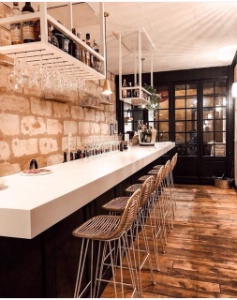 La salle compte une trentaine de places, dont certaines autour du grand bar. La salle compte une trentaine de places, dont certaines autour du grand bar.