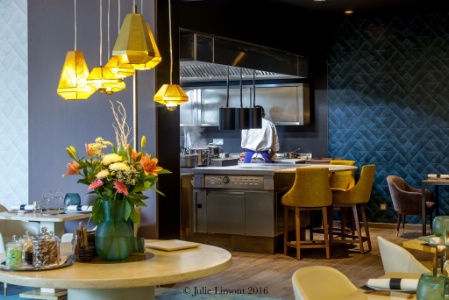 Un cadre contemporain avec vue sur la cuisine. Un cadre contemporain avec vue sur la cuisine.