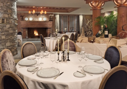 La salle de la table de l'ours à l'ambiance cocooning.