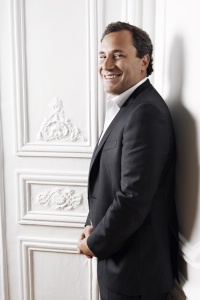 Benjamin Patou a bāti Moma Group.
