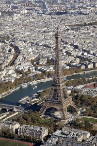 La tour Eiffel accueille plus de 6 millions de visiteurs chaque année.