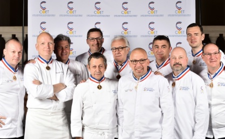 Classe Cuisine Gastronomie : Frédéric Simonin, Christophe Quantin, Jacques Maximin, Franck Putelat, Stéphane Collet, Renaud Augier. (2ème rang) : Michel Roth, Julien Roucheteau, Alain Ducasse, président de classe, Fabrice Gendrier et Arnaud Faye.