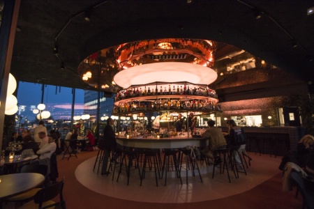 Le bar circulaire central.