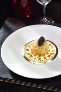 L'Oeuf de poule Bio : Mollet et friand au Caviar impérial de Sologne et au saumon fumé d'Ecosse.