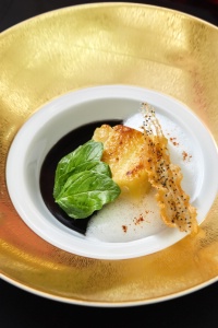 Le black cod : Ravigoté au poivre de Malabar en civet et épinards petites feuilles, l'un des plats signature de Joël Robuchon.