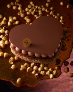 Le Coeur Plaisir Sucré de Pierre Hermé : Biscuit dacquoise aux noisettes, praliné feuilleté aux noisettes, fines feuilles de chocolat au lait, ganache et crème Chantilly au chocolat au lait Le Coeur Plaisir Sucré de Pierre Hermé : Biscuit dacquoise aux noisettes, praliné feuilleté aux noisettes, fines feuilles de chocolat au lait, ganache et crème Chantilly au chocolat au lait