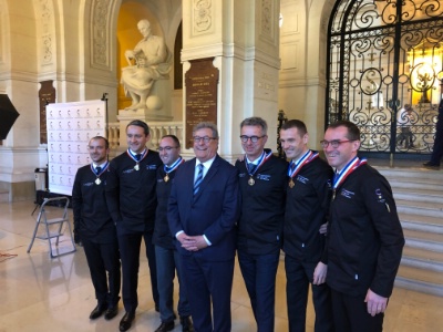 Classe Maître d'hôtel, du service et des Arts de la table : Simon Verger, Antoine Petrus, Michaël Bouvier, Gérald Louis Canfaïlla, président de la classe MHSAT, Laurent Delarbre, Marc Thomas Fefin et Bruno Casassus-Builhé.